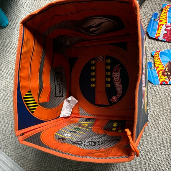 Hot wheels awesome bundle, with 5 new cars! - Picture 7 of 7